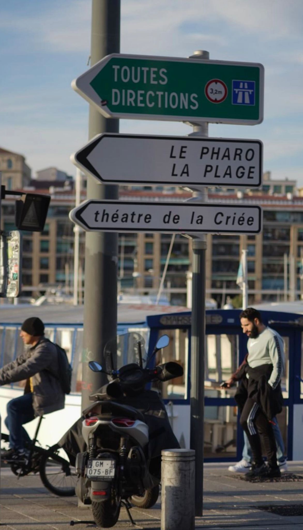 Marseille Vieux Port direction signs